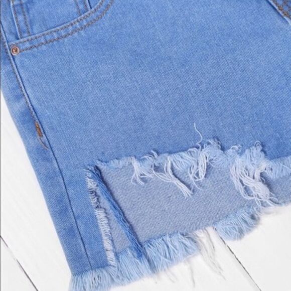 Bleach Wash Asymmetric Hem Frayed Denim Shorts - Picture 4 of 5